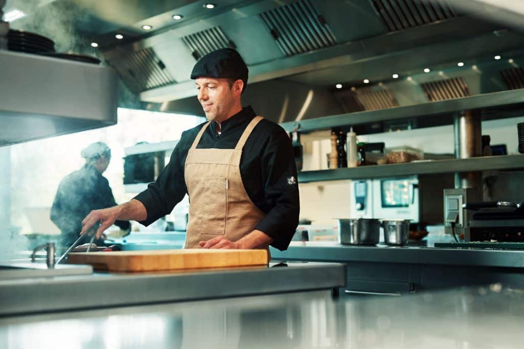 Kok aan het werk in een complete Rosval keuken