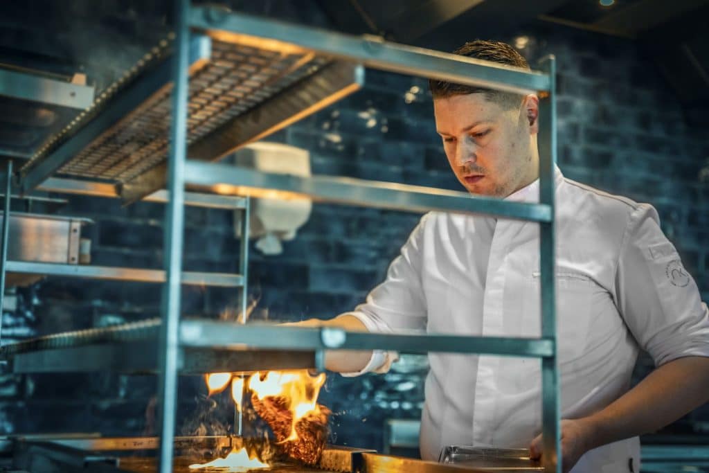 Tom Schoonus aan het werk in een Rosval keuken